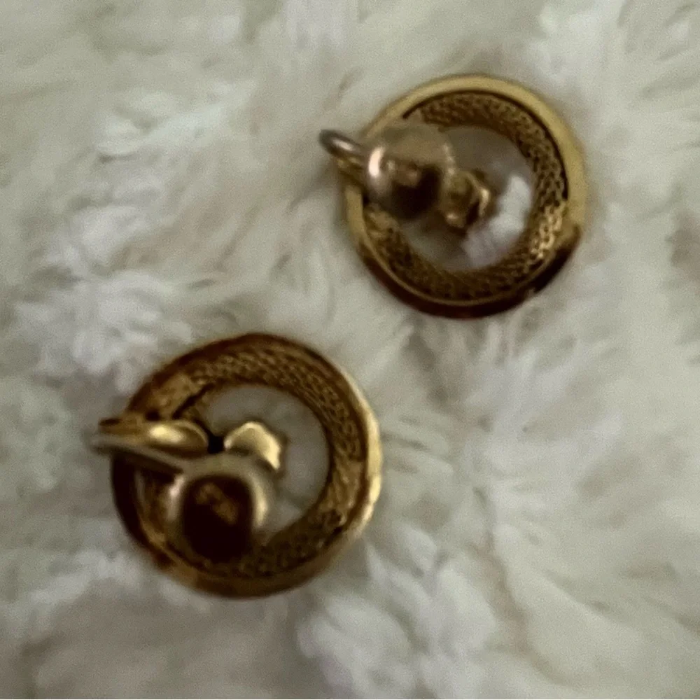 Vintage Gold tone and Simulated Pearl Screw on earrings - Picture 4 of 5